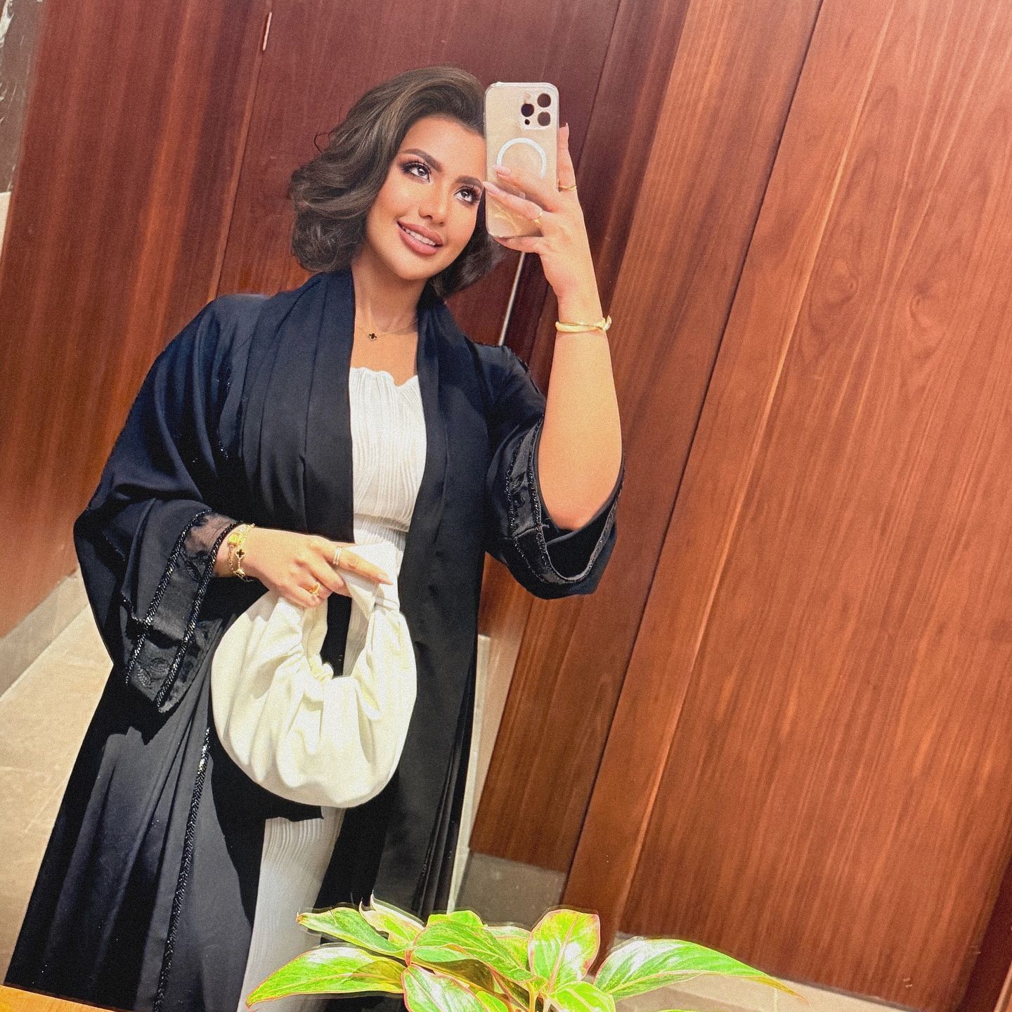 شاهد بالصور.. “أصبحت أكتفي بمن لا يُطفئ ضوئي”.. الحسناء السودانية “لوشي” تعود لخطف الأضواء على السوشيال ميديا بإطلالة ساحرة