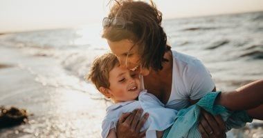 أفضل طرق العناية بالطفل فى أيام الصيف الحارة.. من الاستحمام وحتى الاستمتاع