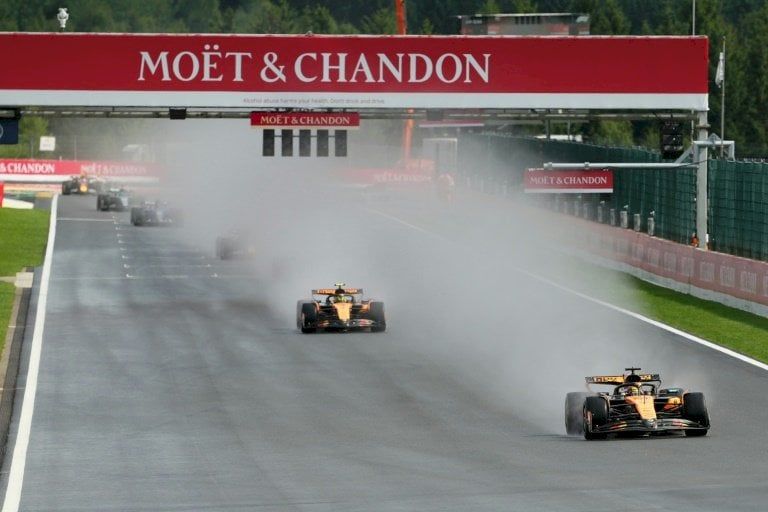 جائزة بلجيكا: بياستري يتفوق على زميله نوريس في سباق تأخر أكثر من ساعة بسبب الأمطار