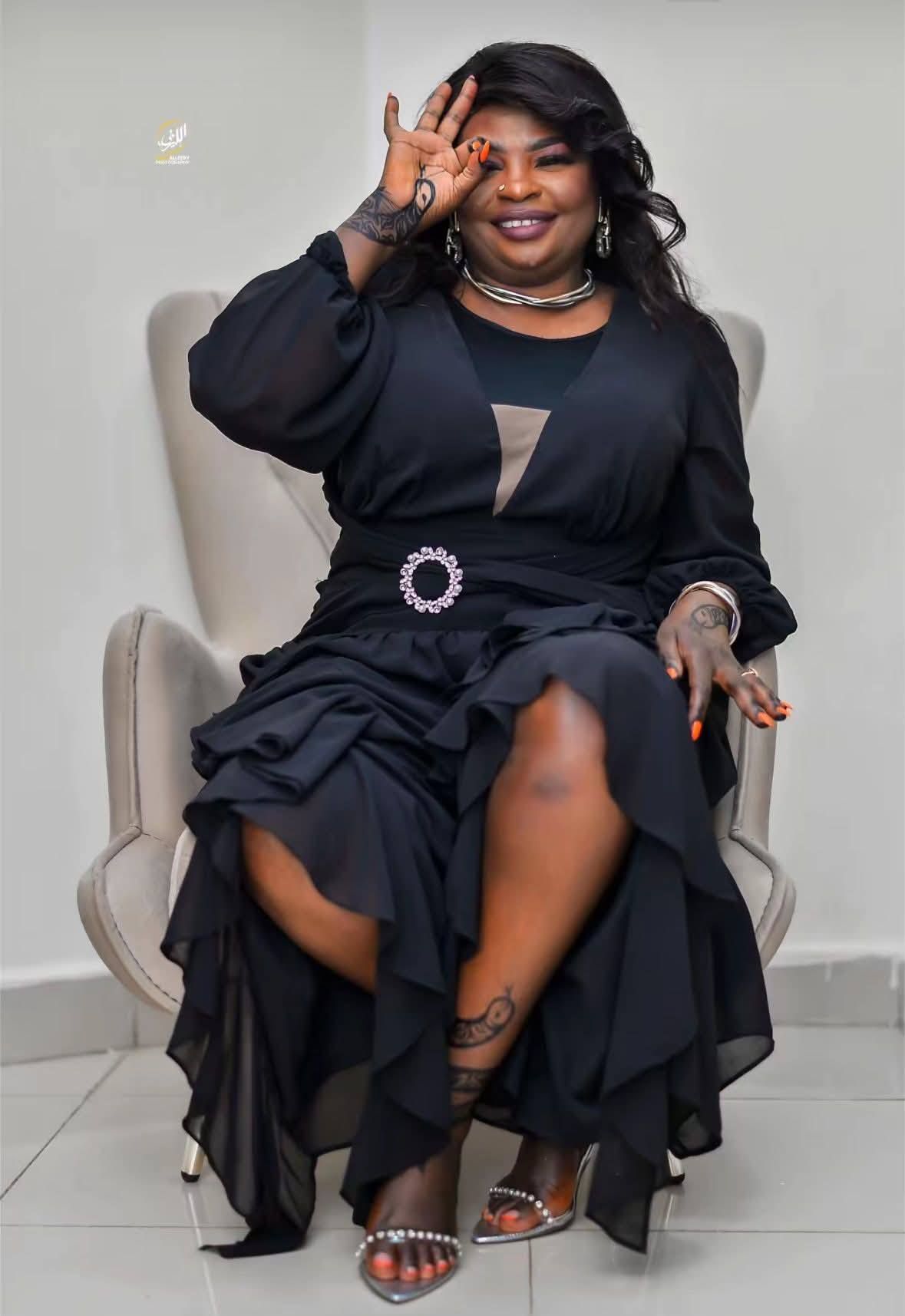 شاهد بالصور.. الفنانة منى ماروكو تشعل مواقع التواصل وتكشف عن ساقيها في جلسة تصوير مثيرة بــ”كمبالا”