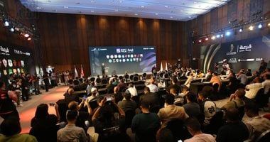 ممثل الشركة الألمانية يناقش الضوابط مع ممثلي الأندية أثناء سحب قرعة الدوري.. صور