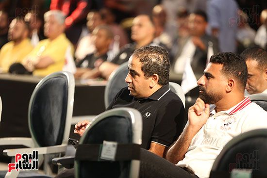 ممثل الشركة الألمانية يناقش الضوابط مع ممثلي الأندية أثناء سحب قرعة الدوري.. صور