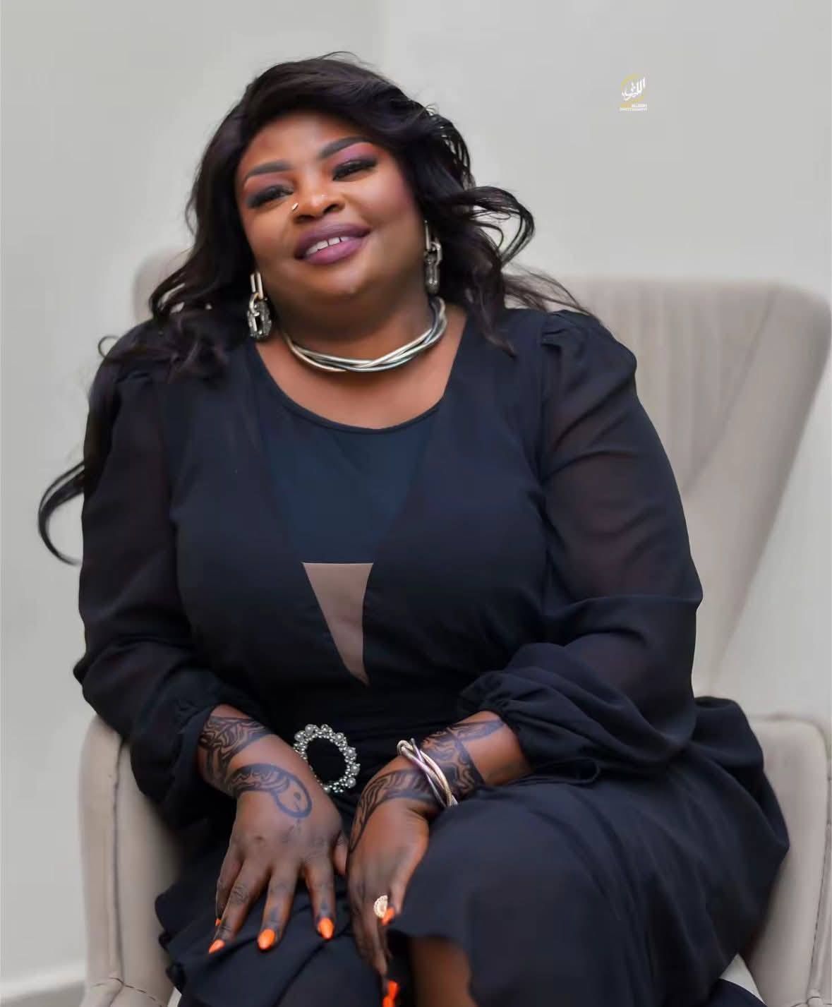 شاهد بالصور.. الفنانة منى ماروكو تشعل مواقع التواصل وتكشف عن ساقيها في جلسة تصوير مثيرة بــ”كمبالا”