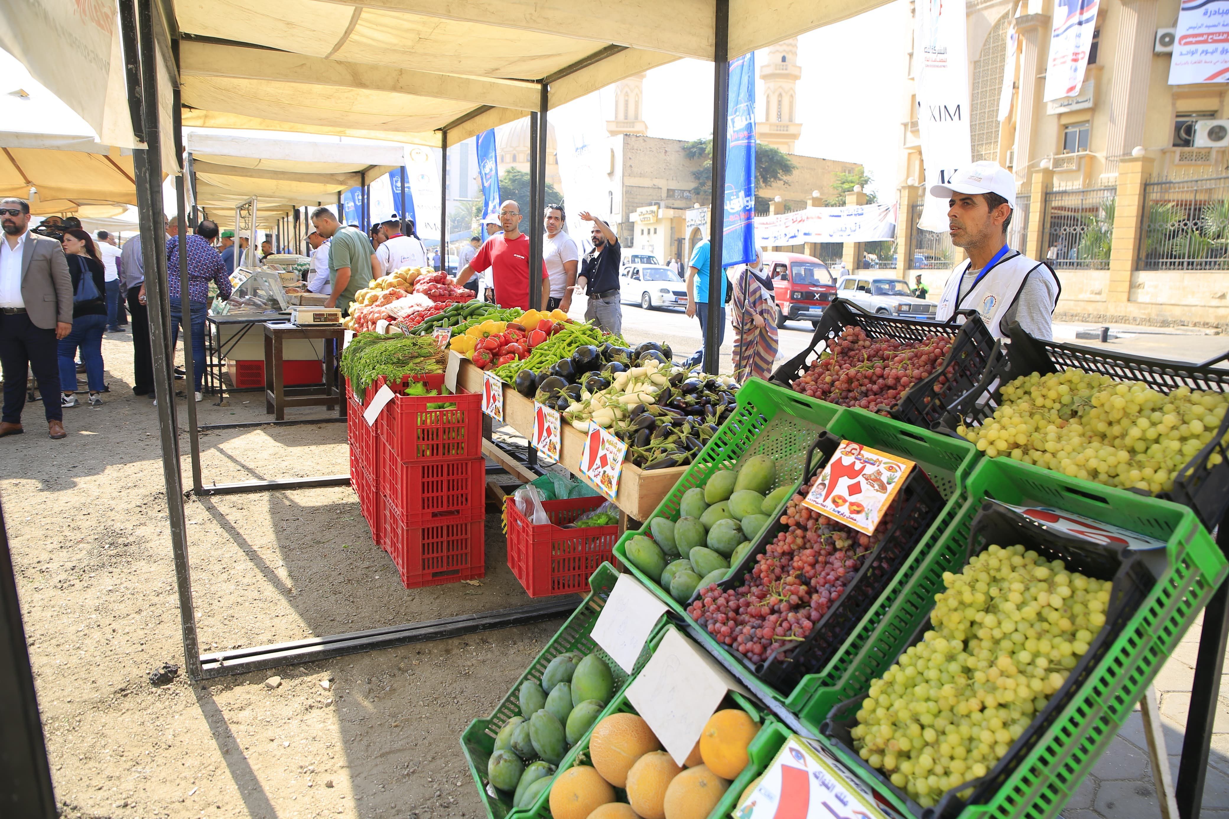 كل ما تحتاجه الأسرة من منتجات غذائية ولحوم وخضار بسوق اليوم الواحد بالجمالية