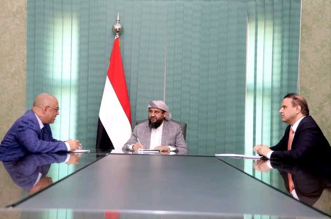 المحرّمي يؤكد دعم قطاع الطيران خلال لقائه بقيادة الخطوط الجوية اليمنية