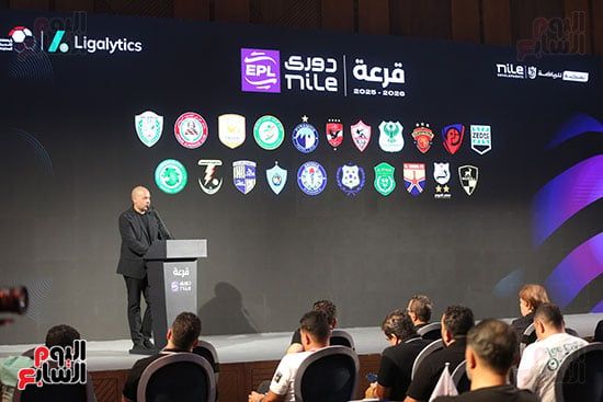 ممثل الشركة الألمانية يناقش الضوابط مع ممثلي الأندية أثناء سحب قرعة الدوري.. صور