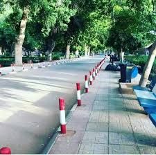 شاهد بالفيديو.. شارع الجامعة الشهير بوسط الخرطوم يتعافى ويظهر بشكل جميل ونظيف تحت تأمين الشرطة ومتابعون: (يا سلام على الجميلة وشوارعها وجينا ليك والشوق دفرنا)