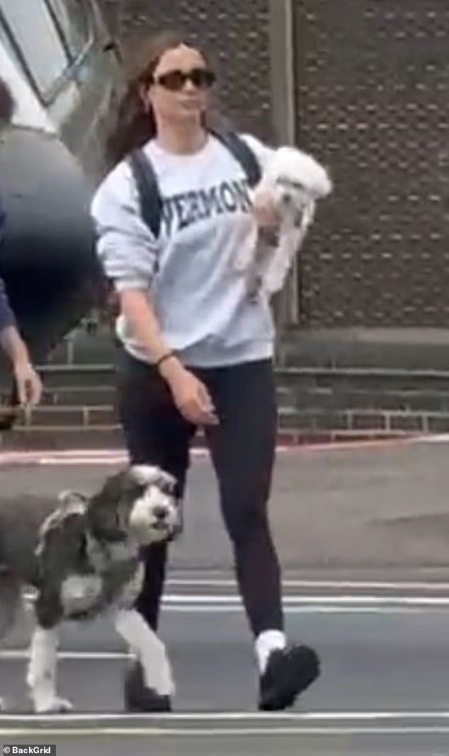 توم كروز وحبيبته يلفتان الأنظار بعلاقتهما الجديدة خلال وصولهما إلى لندن