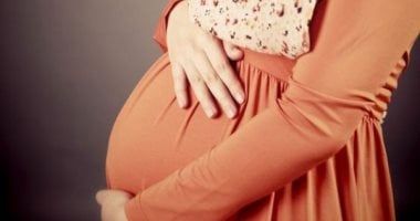 مخاطر ارتداء الجينز الضيق أثناء الحمل.. والبدائل الآمنة