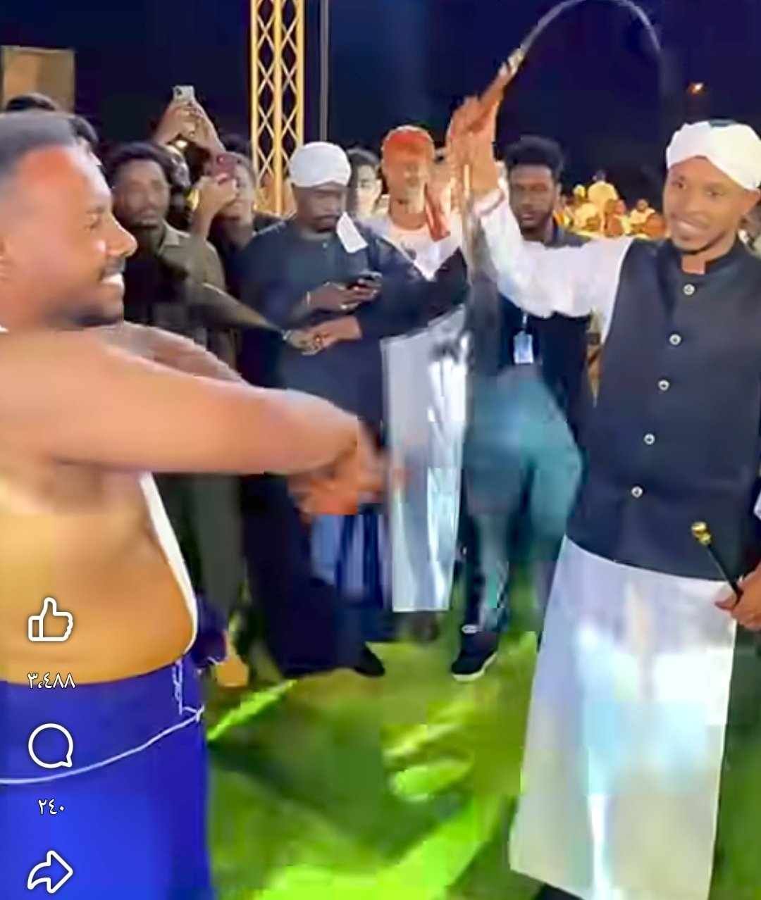 شاهد بالصورة والفيديو.. برقة وحنية.. الفنان أحمد فتح الله يطيب خاطر شاب أصر على أن “يُجلد” في حفل زواجه والجمهور يشيد: (رايق حتى مع سوط العنج)