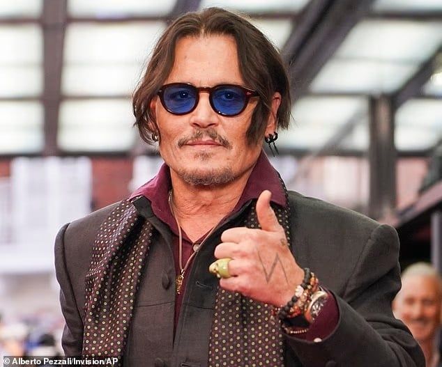 جوني ديب يستقر في قصر ريفي تاريخي جنوب إنجلترا بعيدًا عن أضواء هوليوود.. صور