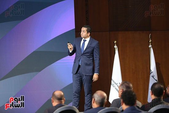 ممثل الشركة الألمانية يناقش الضوابط مع ممثلي الأندية أثناء سحب قرعة الدوري.. صور