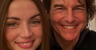 توم كروز وحبيبته يلفتان الأنظار بعلاقتهما الجديدة خلال وصولهما إلى لندن