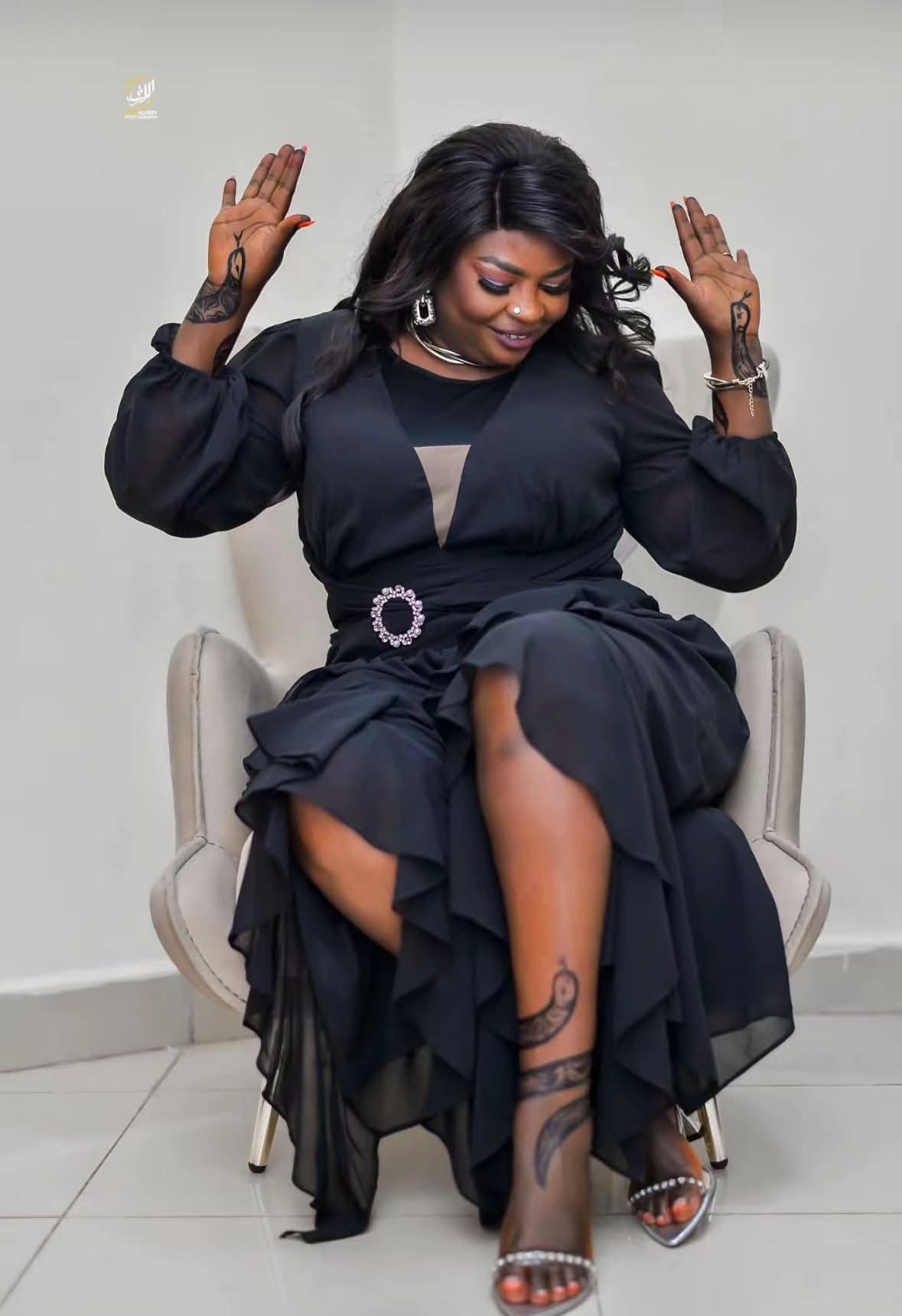 شاهد بالصور.. الفنانة منى ماروكو تشعل مواقع التواصل وتكشف عن ساقيها في جلسة تصوير مثيرة بــ”كمبالا”