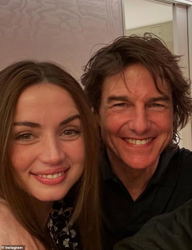 توم كروز وحبيبته يلفتان الأنظار بعلاقتهما الجديدة خلال وصولهما إلى لندن