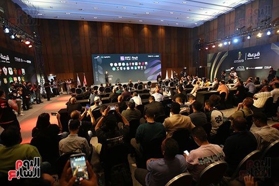 ممثل الشركة الألمانية يناقش الضوابط مع ممثلي الأندية أثناء سحب قرعة الدوري.. صور