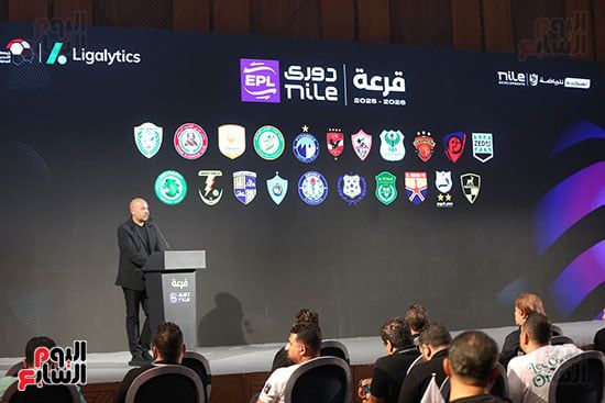 ممثل الشركة الألمانية يناقش الضوابط مع ممثلي الأندية أثناء سحب قرعة الدوري.. صور