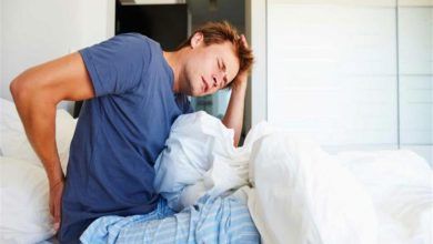 “ليس قبل دقيقتين” طبيب مصري يحذر من مخاطر النهوض مباشرة فور الاستيقاظ من النوم.. لتلك الفئات