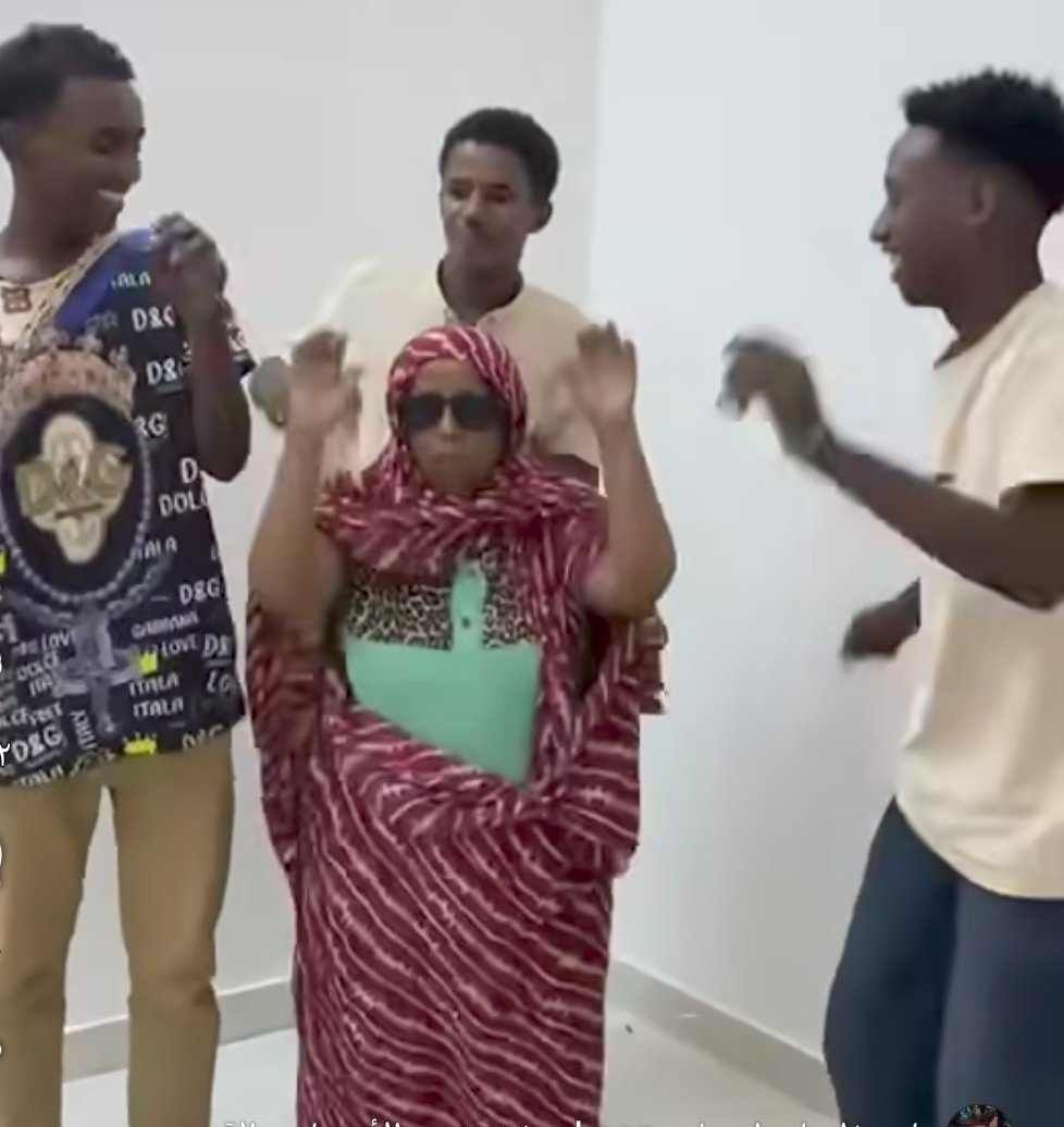 شاهد بالصورة والفيديو.. “حبوبة” سودانية ترقص مع أحفادها على أنغام الأغنية الترند “منعوني ديارك” وساخرون: (مارقين واهلنا عارفين ونفسي اعرف أقنعوا حبوبتهم كيف؟)