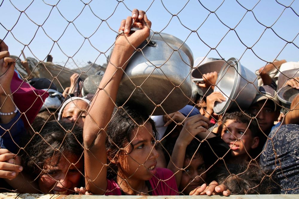 إسبانيا تعتزم إلقاء 12 طنًا من المساعدات الغذائية فوق غزة
