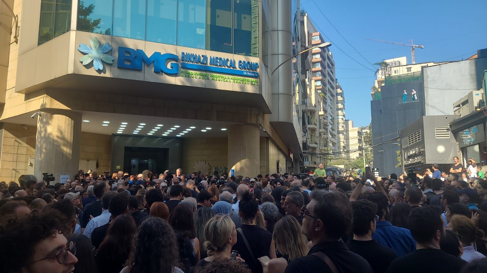 على أنغام أغانيه.. الآلاف من محبي زياد الرحباني أمام المستشفى بانتظار خروج جثمانه وإلقاء نظرة الوداع