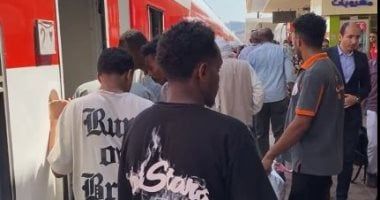 توافد السودانيين على محطة مصر لاستقلال القطار المتجه لأسوان