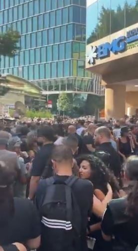 تجمهر الآلاف من محبى زياد الرحبانى أمام المستشفى لتوديعه.. صور