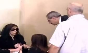 ماجدة الرومى تنهار من البكاء وتقبل يد فيروز فى عزاء زياد الرحبانى