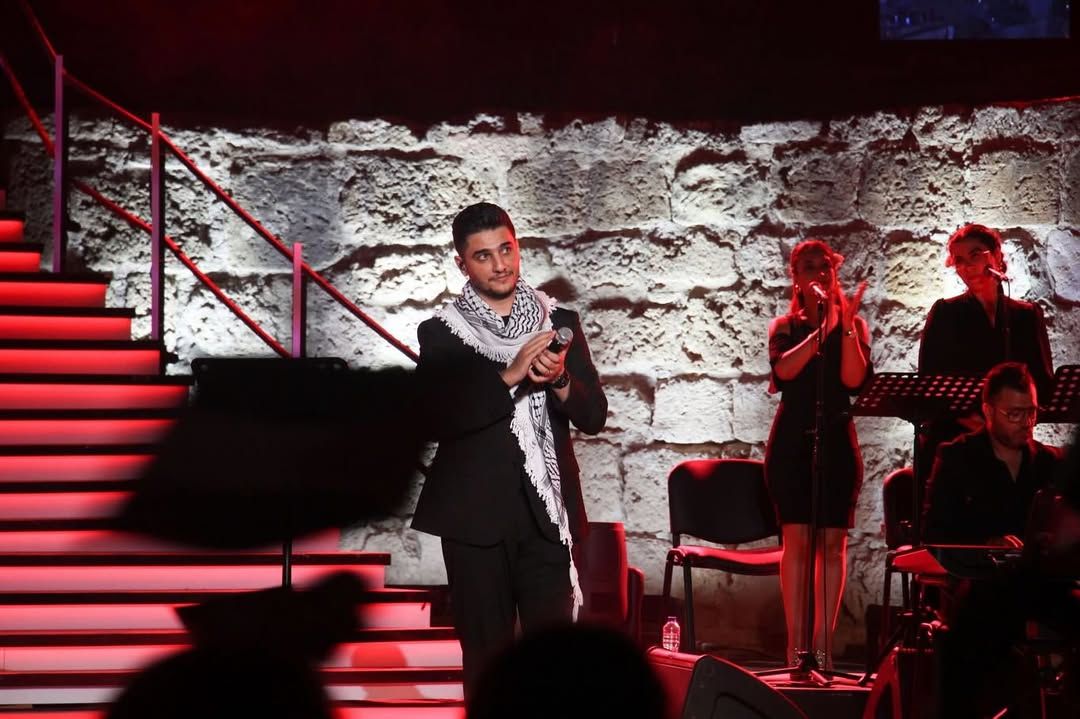 محمد عساف يشعل مهرجان قرطاج برسالة فنية وإنسانية: لكِ الله يا فلسطين