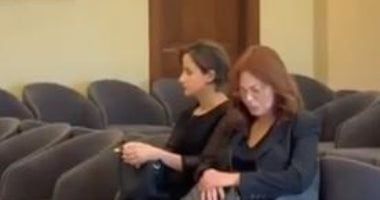 كارمن لبس أول الحضور إلى كنيسة رقاد السيدة لوداع حبيبها زياد الرحبانى