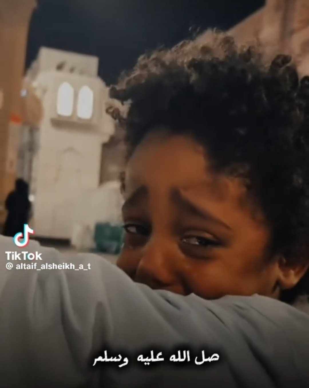 شاهد.. الفيديو الأكثر تداولاً على مواقع التواصل السودانية والعربية.. طفل سوداني يبكي ويذرف الدموع أمام الروضة الشريفة شوقاً لزيارة الرسول صلى الله عليه وسلم (أنا اشتقت ليهو)