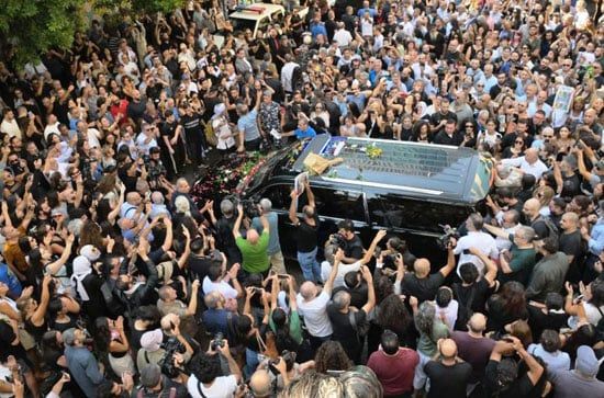 بالزغاريد والورود.. محبو زياد الرحباني يواكبون خروج جثمانه