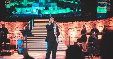 محمد عساف يشعل مهرجان قرطاج برسالة فنية وإنسانية: لكِ الله يا فلسطين