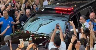 بالزغاريد والورود.. محبو زياد الرحباني يواكبون خروج جثمانه