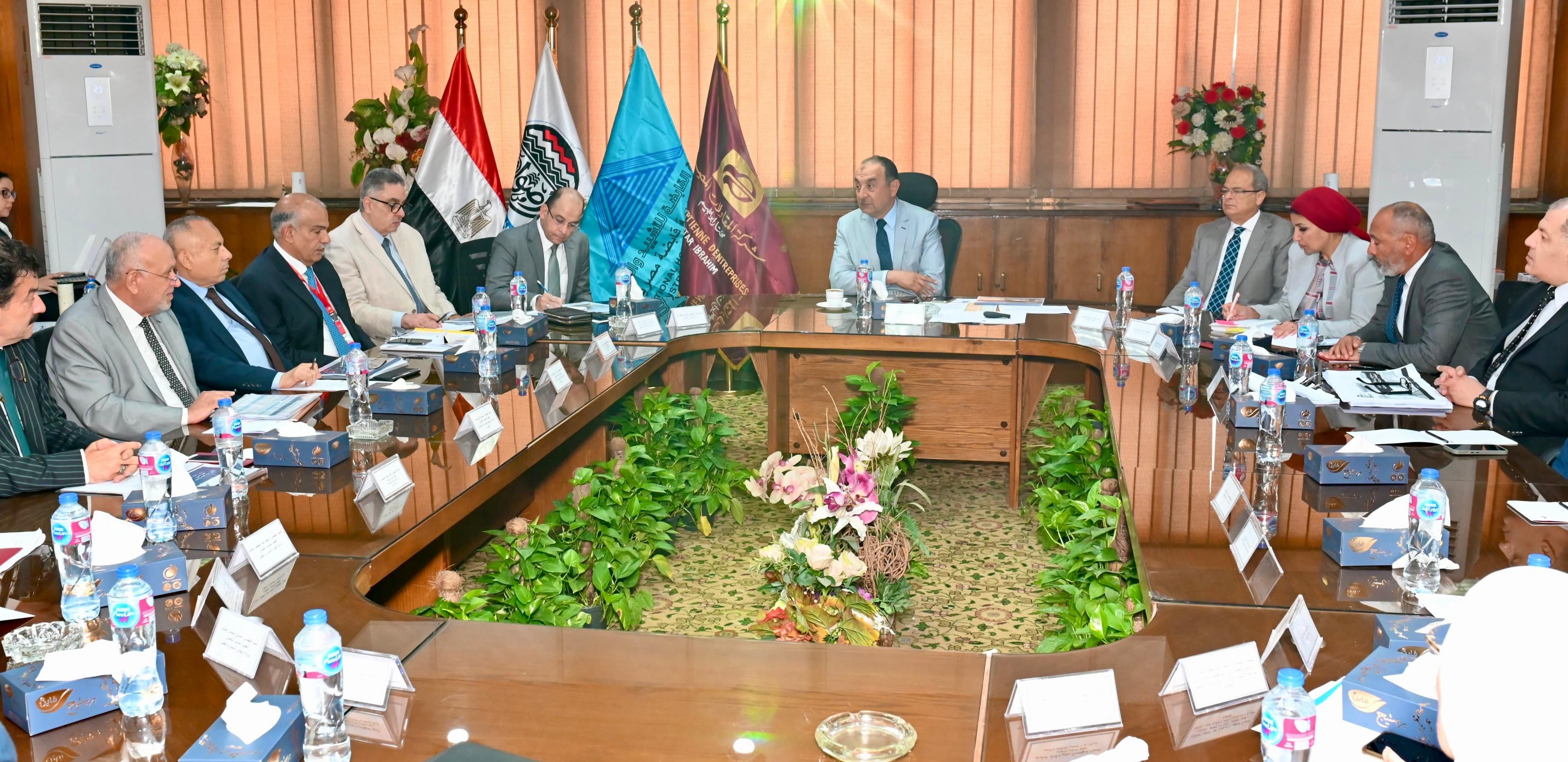 وزير قطاع الأعمال العام يتابع الموقف التنفيذى لمشروعات التطوير العقارى