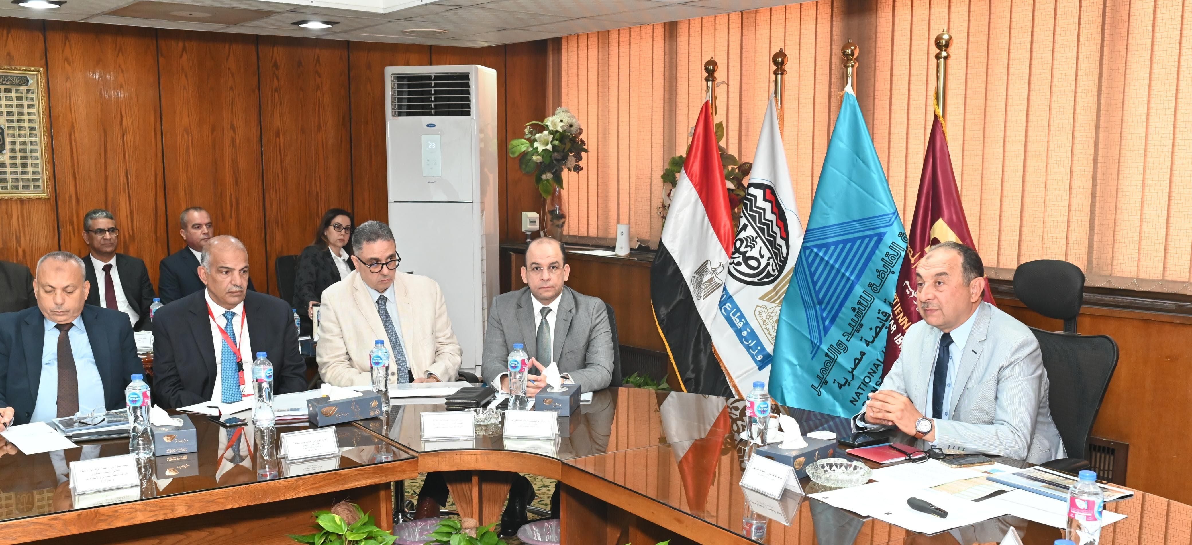 وزير قطاع الأعمال العام يتابع الموقف التنفيذى لمشروعات التطوير العقارى