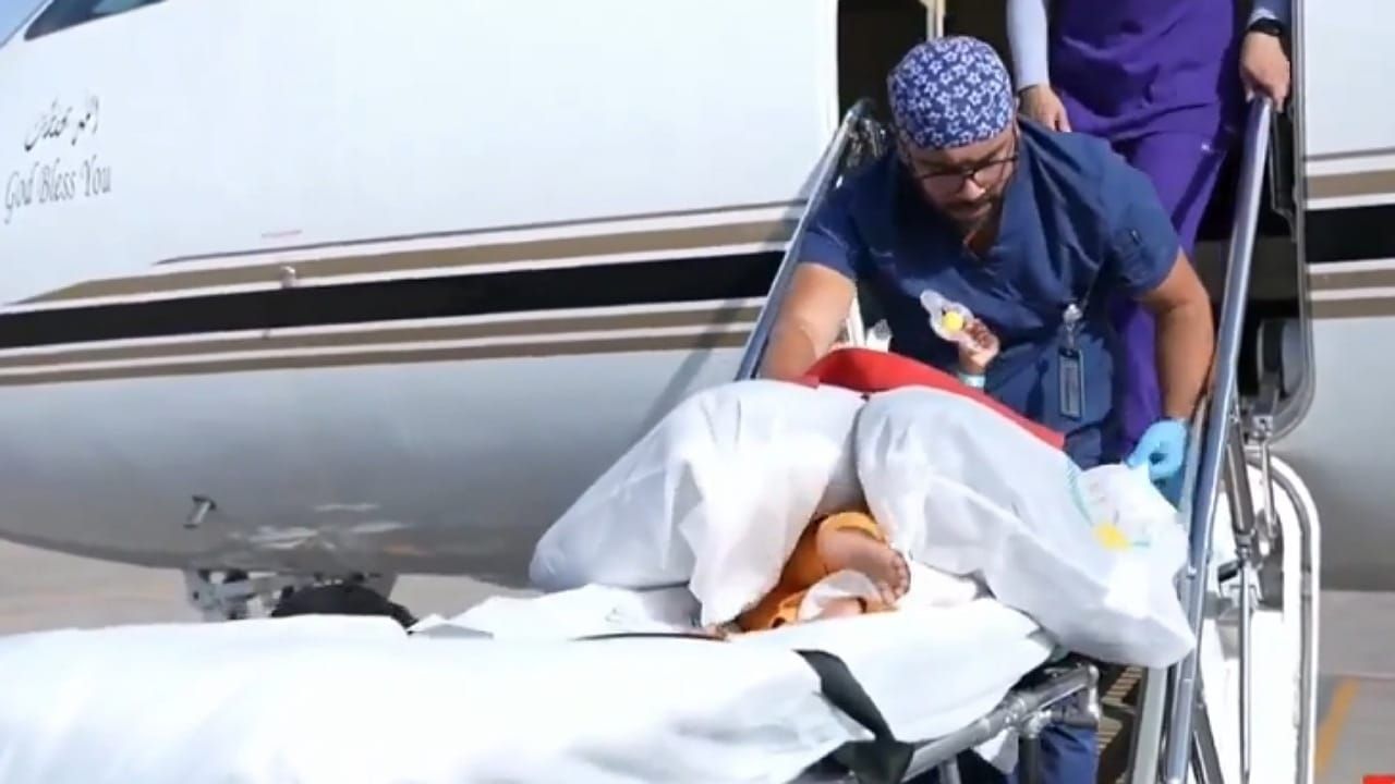 وصول التوأم السيامي الجامايكي أزاريا وأزورا إلى الرياض.. فيديو