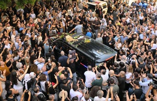 بالزغاريد والورود.. محبو زياد الرحباني يواكبون خروج جثمانه