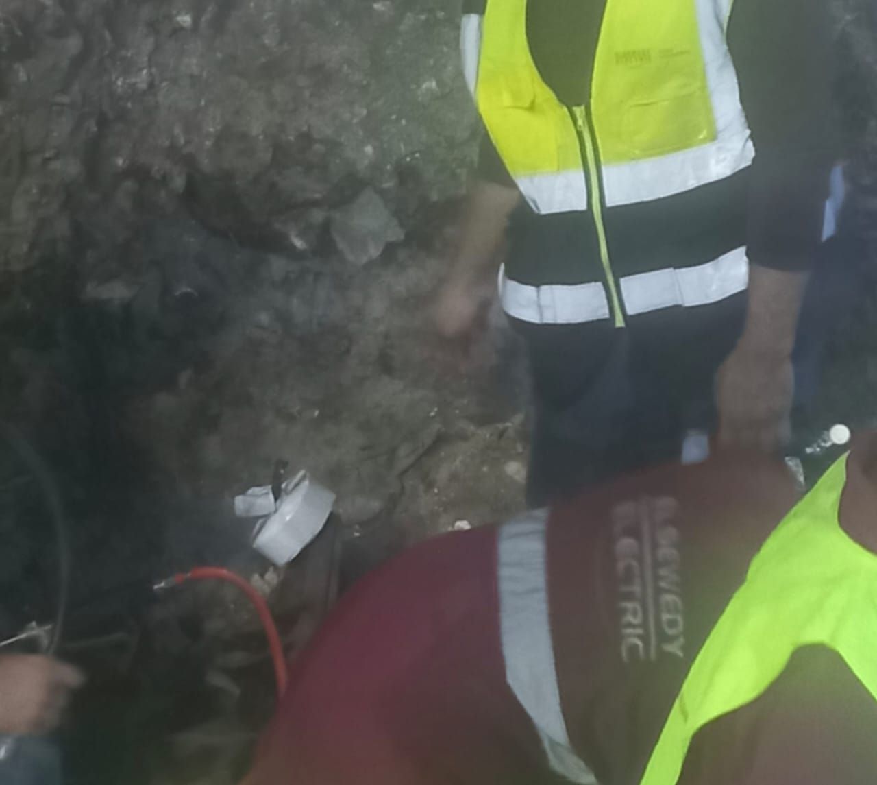 اللحظات الأخيرة من إصلاح كابلات "جزيرة الذهب" استعدادا لإعادة التيار للجيزة - الخليج 365