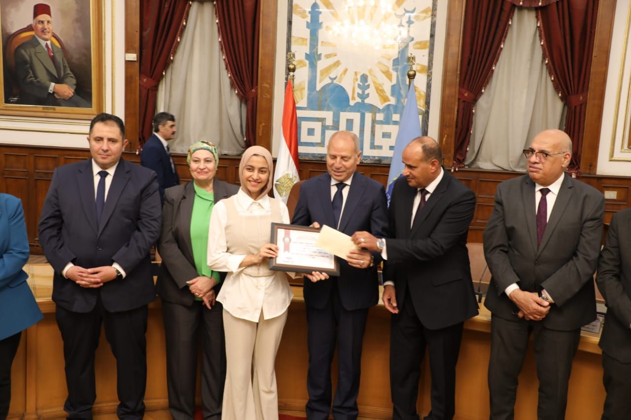 محافظ القاهرة يكرم أوائل طلبة الثانوية العامة والدبلومات الفنية