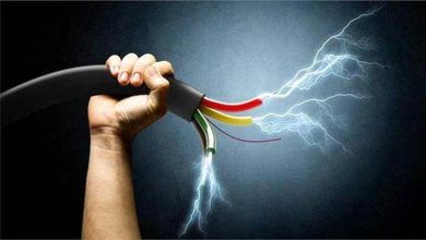 لحظة إنقاذ مسن تدلى من عمود كهرباء بعد تعرضه للصعق وسط ذهول المواطنين