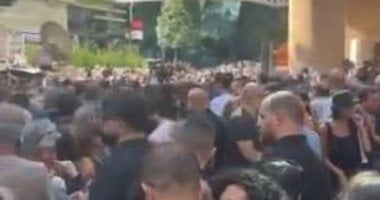 تجمهر الآلاف من محبى زياد الرحبانى أمام المستشفى لتوديعه.. صور