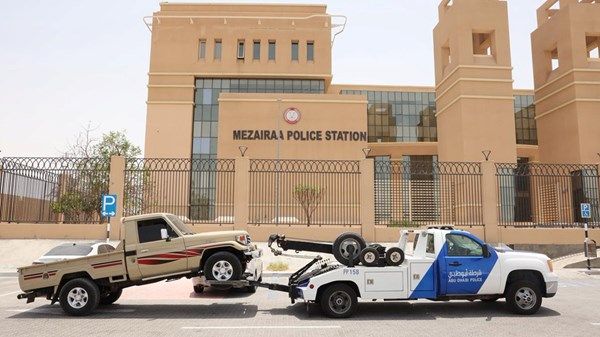 "شرطة أبوظبي" تضبط مخالفين قاموا باستعراض خطِر على الطرقات