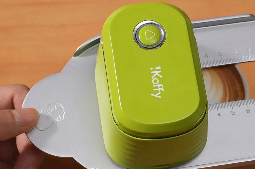 تكنولوجيا: العين بتاكل الأول.. طابعة محمولة تُبدع "نصوص" صالحة للأكل على اللاتيه والفطائر