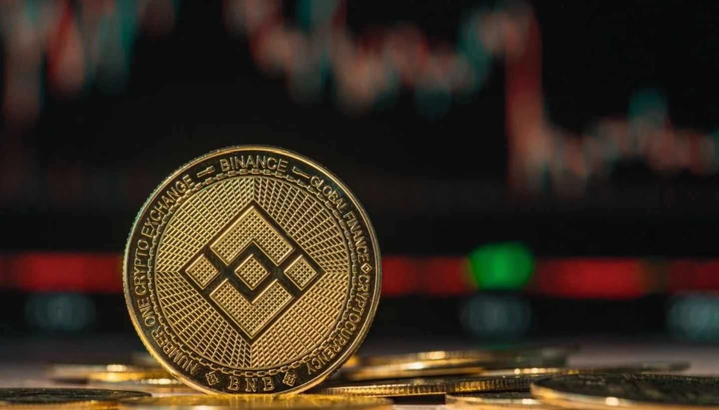 سعر العملة الرقمية BNB يسجل أعلى مستوى تاريخي والمحللون يتوقعون وصولها إلى مستوى 2000 دولار