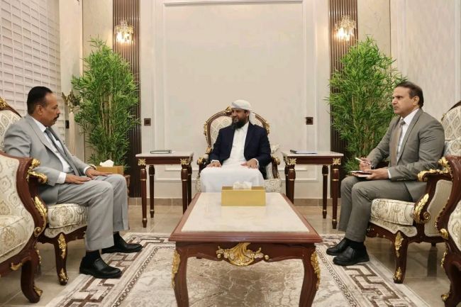 المحرّمي يؤكد أولوية عدن في مشاريع صيانة الطرق ويشدد على التنسيق لتفادي الهدر