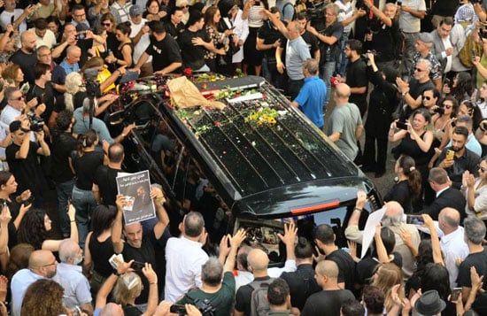 بالزغاريد والورود.. محبو زياد الرحباني يواكبون خروج جثمانه