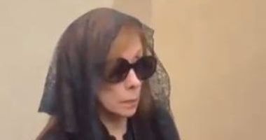 فيروز تتلقى العزاء في نجلها زياد الرحبانى بالدموع