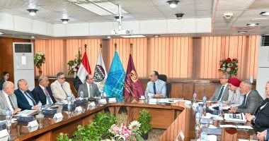 وزير قطاع الأعمال العام يتابع الموقف التنفيذى لمشروعات التطوير العقارى