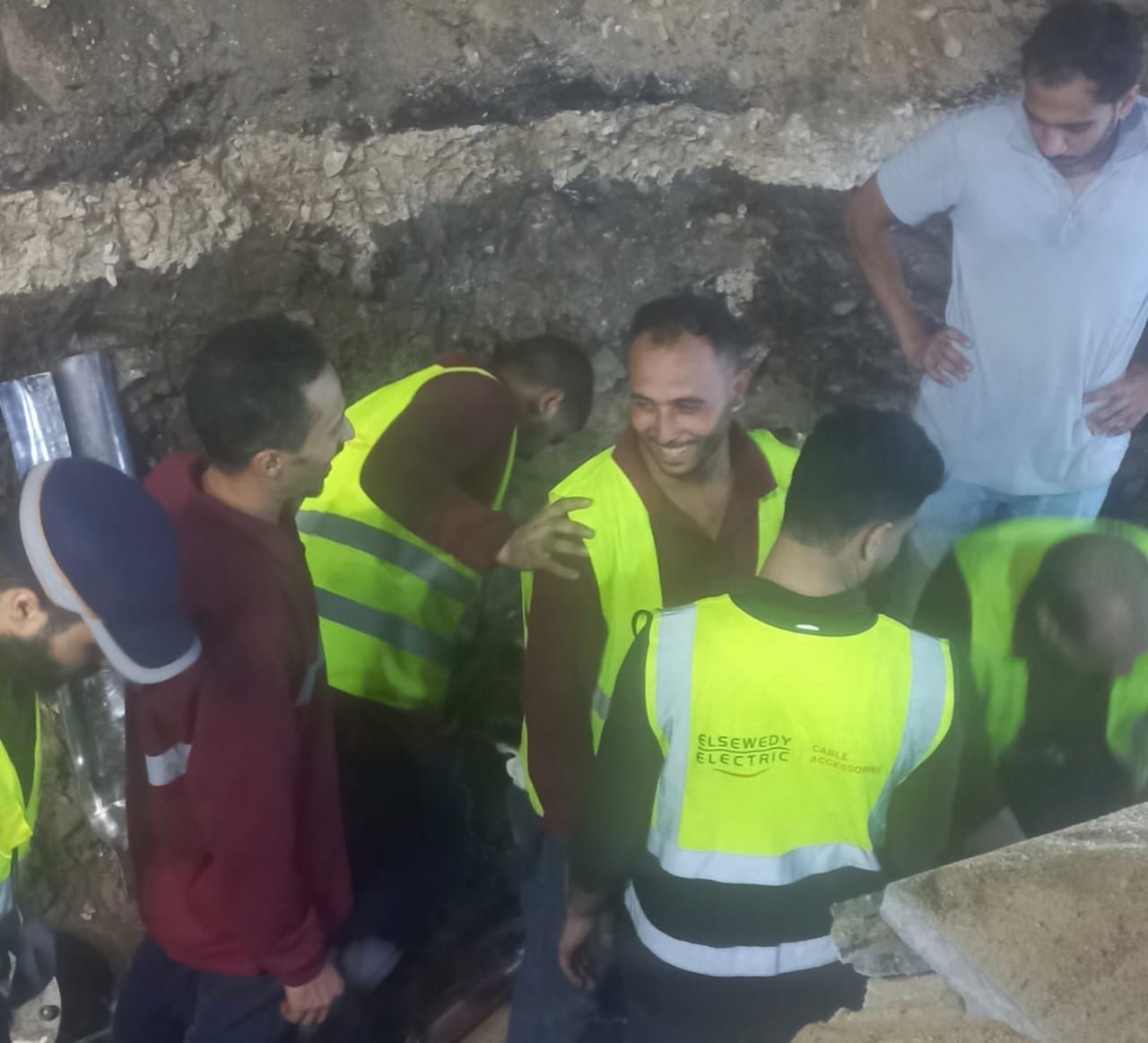 اللحظات الأخيرة من إصلاح كابلات "جزيرة الذهب" استعدادا لإعادة التيار للجيزة - الخليج 365